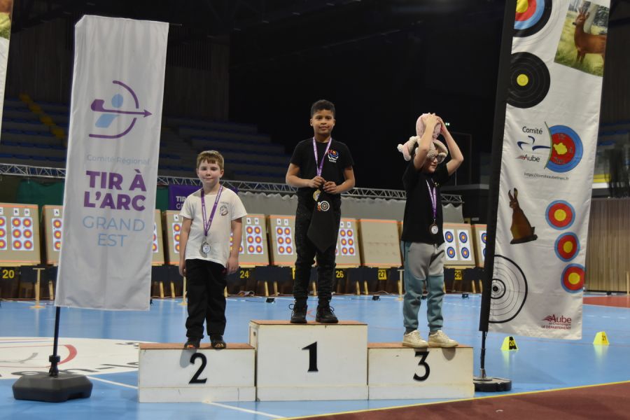 Podium, garçon, et oui, le troisième craque, il est 18 h 30, debout depuis 5 h 30, première flèche à 8 h. Début des tirs 8 h 45, 12 h, fin des qualifs. Reprise 13 h, FIN 18 h 10